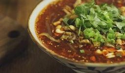 谭小爱爆料酸辣粉视频,酸辣粉制作全过程，美味诱惑来袭！